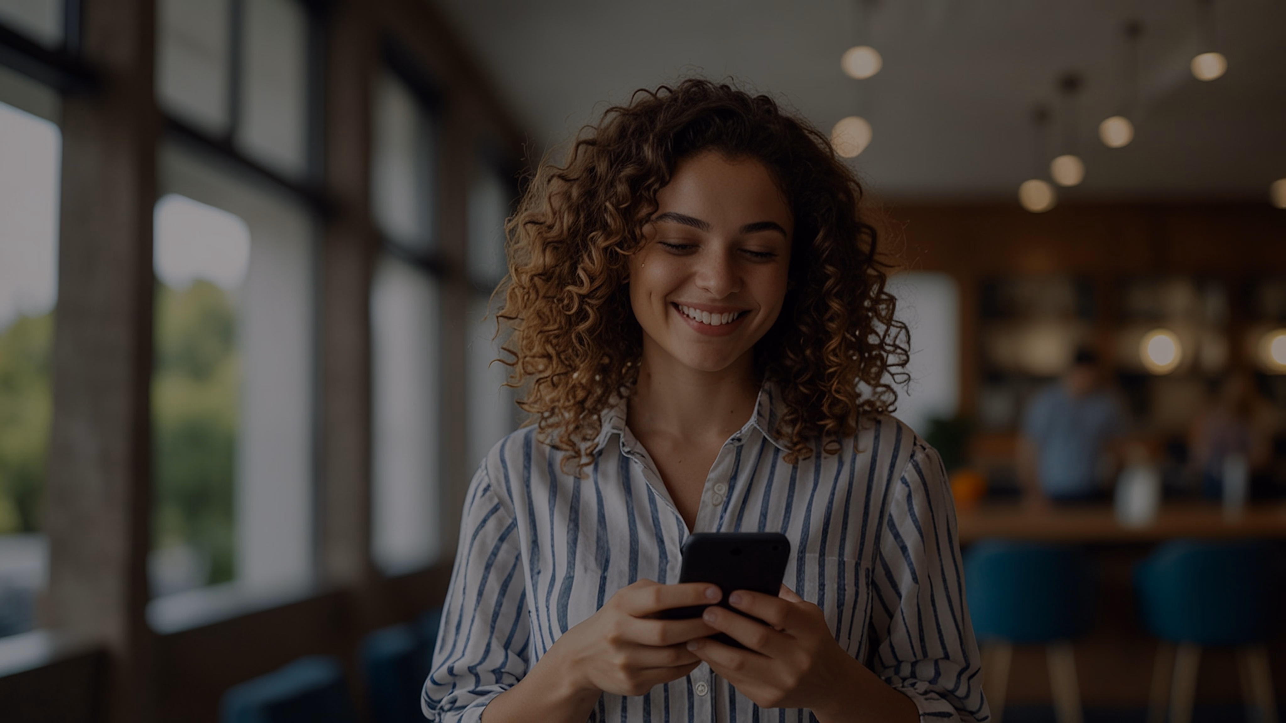 Case Tag Itaú — mulher usando o app do Itaú no celular